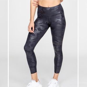 AR-33 black Camo Leggings